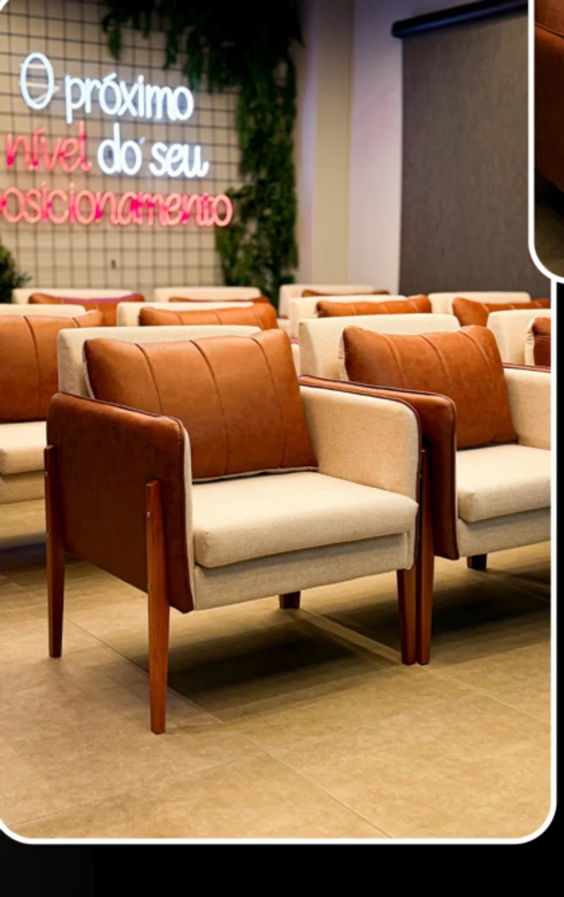 Sala de workshops com poltronas e neon